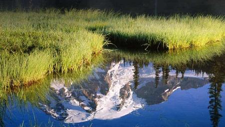 美国华盛顿州的雷尼尔山国家公园，雷尼尔山倒映在湖中