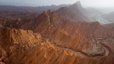 新疆维吾尔族自治区的天山大峡谷