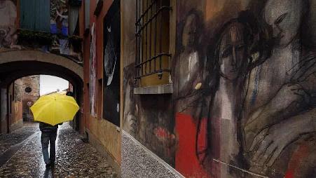 意大利小镇的涂鸦街