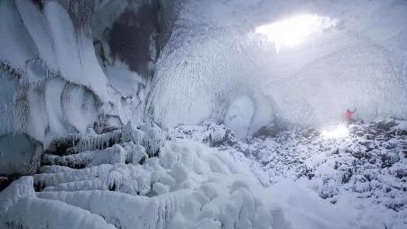 南极洲罗斯岛伊里布斯山北侧的冰洞