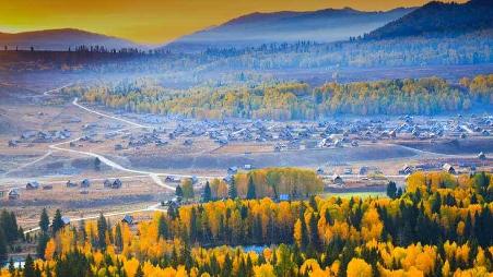 禾木村的清晨，薄雾笼罩大地