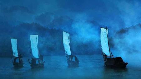 雾气弥漫的湖面上的渔船