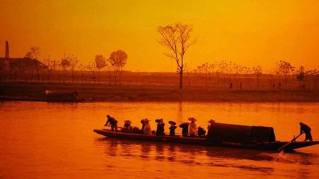 黄昏时分，桂林漓江上的小船