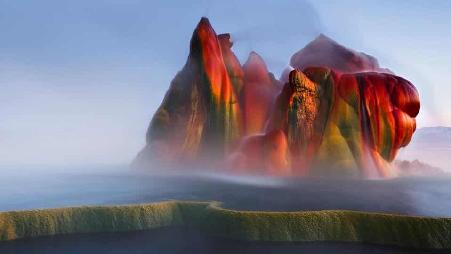 美国内华达州黑岩沙漠附近的间歇泉