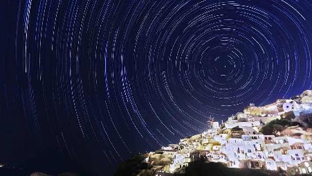 希腊圣托里尼岛伊亚镇的星空