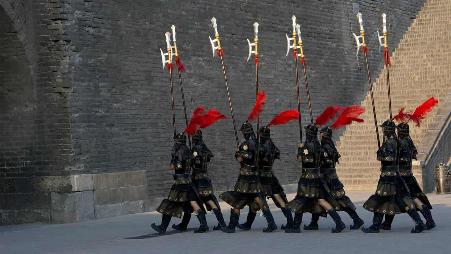陕西西安古城墙，身穿秦装的士兵
