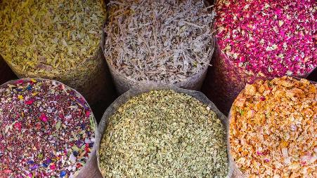 阿联酋，迪拜，香料市集上的干花与草药