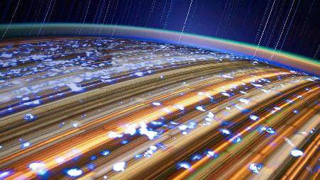 从国际空间站上拍摄的星流和地球图片