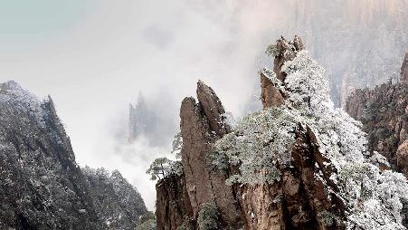 [今日小寒]中国，安徽，晨雾中的黄山