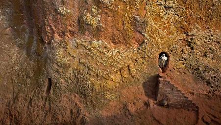 埃塞俄比亚，拉利贝拉古城，妇女出现在通往Bet Amanue教堂的地道口