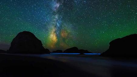 俄勒冈，塞巴斯蒂安州立公园的景观走道，满天繁星，海水闪烁