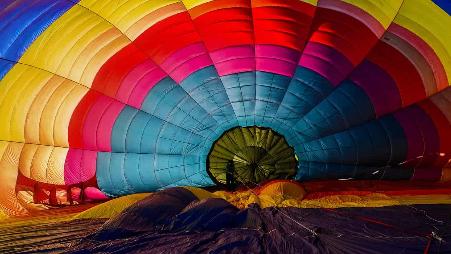 华盛顿州，温思罗普气球节上正在充气的热气球