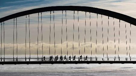 多伦多，亨伯湾拱桥上的一群慢跑爱好者