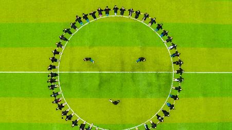 【青年节】中国吉林省，毕业生用遥控无人机拍摄的毕业照