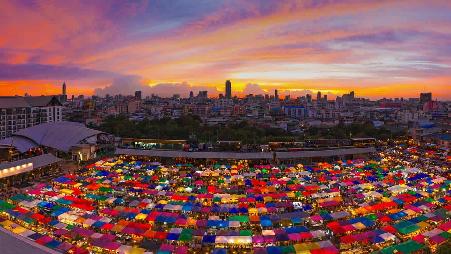 拉差达的火车夜市，泰国曼谷