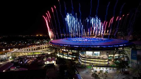 马拉卡纳体育场上空绽放的礼花，巴西里约热内卢