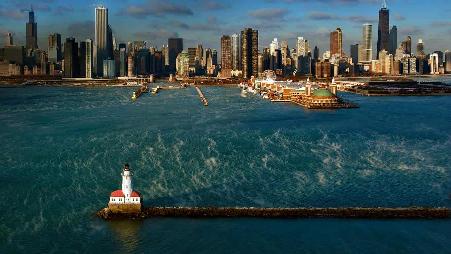 在密歇根湖上的芝加哥港灯塔