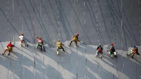 一名粉刷工人换上了件新外套