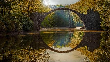 Kromlau小镇上杜鹃园里的魔鬼桥，德国萨克森州