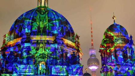 在德国灯光节期间，柏林大教堂灯火通明