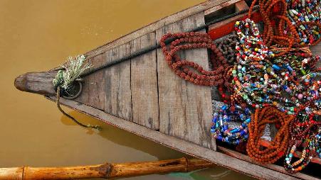 恒河里的一条船，瓦拉纳西，印度