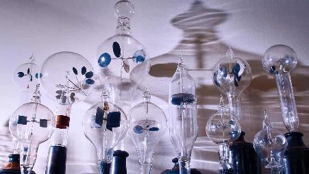 英国皇家学会总部展示的古董放射计，伦敦，英国