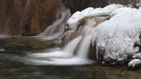 【今日立冬】一条被冰冻“定格”了的小溪，九寨沟县，四川省