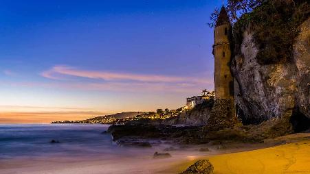 维多利亚海滩边的灯塔，拉古纳海滩，加利福尼亚州