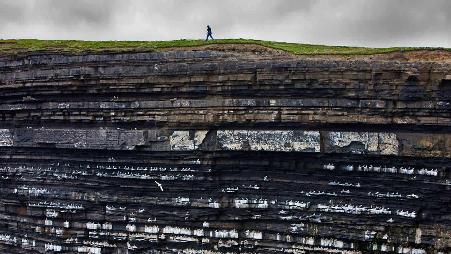 悬崖上的三趾鸥巢穴，爱尔兰