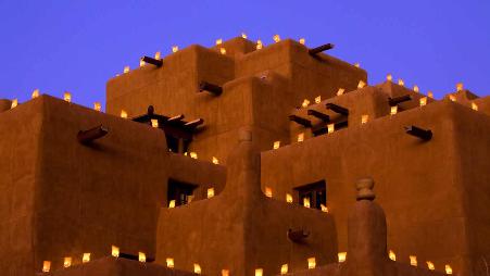 被纸袋灯照亮的酒店，洛雷托，圣达菲，新墨西哥州，美国