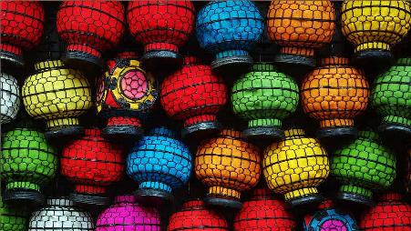 北京潘家园集市上琳琅满目的花灯