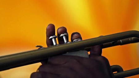 一位铜管乐队成员正在为国王嘉年华活动吹奏小号，新奥尔良