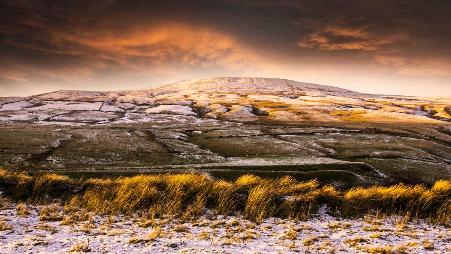 冬日约克郡溪谷的阳光和晨霜，英国