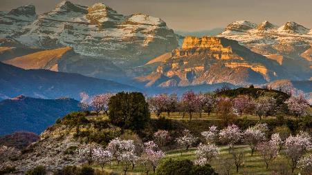 沐浴在春光中的AÃnsa-Sobrarbe村庄，西班牙
