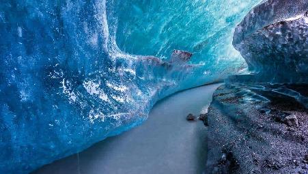 马他奴思卡冰川里的冰隧道，阿拉斯加州