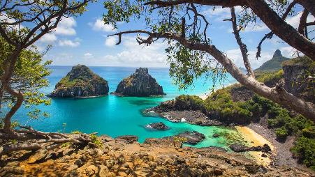 猪湾海滩和两兄弟岩层，费尔南多-迪诺罗尼亚，巴西