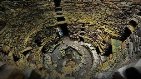 穆萨岛Mousa Broch的内部，苏格兰