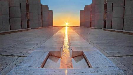 沐浴在春光中的索尔克生物研究所，圣地亚哥，美国加利福尼亚州