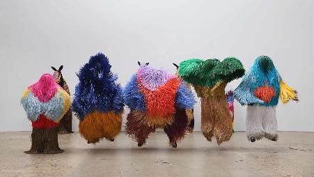 2016年于悉尼火车制造厂展出的艺术家尼克·凯夫的系列作品“Soundsuits”，澳大利亚