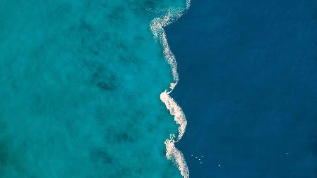 淡水和盐水在埃斯塔蒂特附近的三河河口交汇，西班牙