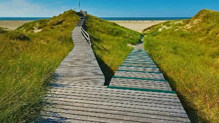 德国阿姆鲁姆岛诺尔多夫市的木板路