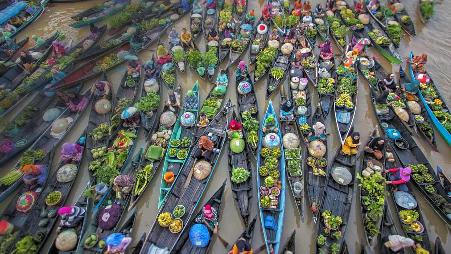 印尼马塔普拉河上的Lok Baintan水上市场