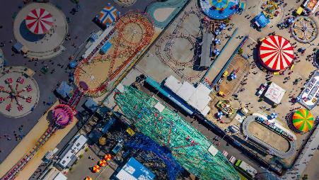 科尼岛上的游乐场设施，美国纽约