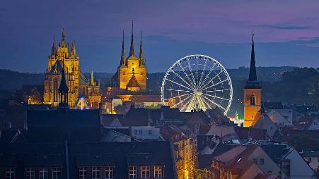 慕尼黑啤酒节期间的摩天轮以及埃尔福特大教堂和圣西弗勒斯教堂的景象