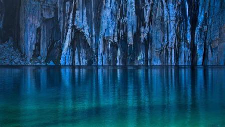 美洲杉国家公园内的悬崖湖，美国加利福尼亚州