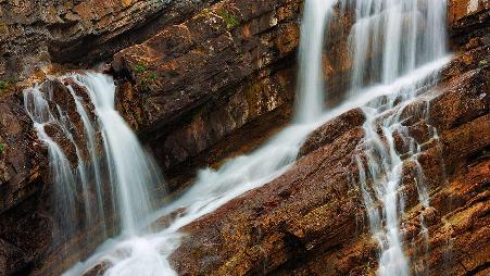 沃特顿湖国家公园内的卡梅伦瀑布，加拿大艾伯塔省