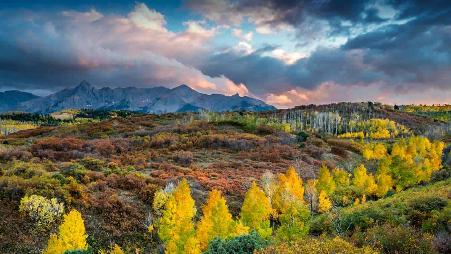 从科罗拉多州的达拉斯分水岭看到的斯奈弗的景色