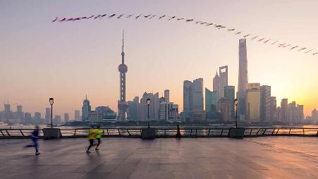 【今日秋分】清晨以风筝为伴晨跑中的人，中国上海