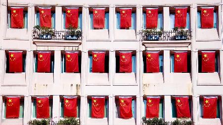 国庆节期间街道上飘扬的五星红旗，中国深圳