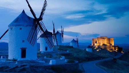 孔苏埃格拉小镇内的风车，西班牙卡斯蒂利亚-拉曼恰托莱多省